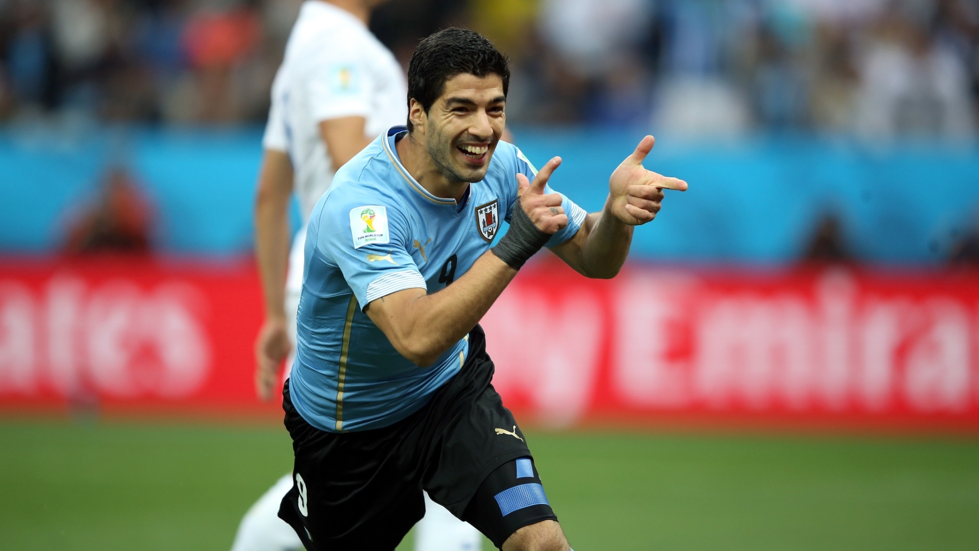 19.jun.2014 - Luis Suárez comemora após abrir o placar para o Uruguai contra a Inglaterra, no Itaquerão