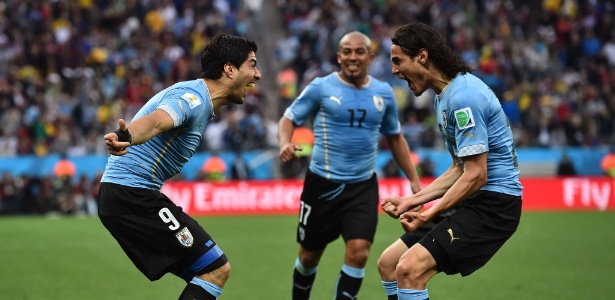 19.jun.2014 - Luis Suárez comemora com Cavani após gol na vitória uruguaia por 2 a 1 sobre a Inglaterra