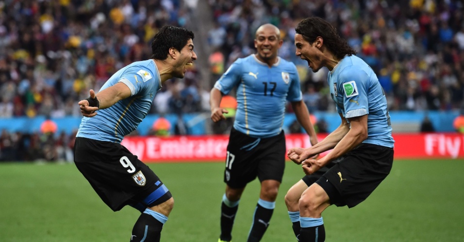 19.jun.2014 - Luis Suárez comemora com Cavani após gol na vitória uruguaia por 2 a 1 sobre a Inglaterra