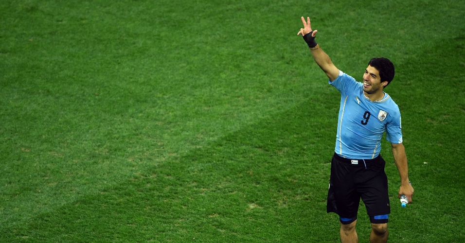Luis Suárez comemora no Itaquerão após a vitória uruguaia sobre a Inglaterra por 2 a 1