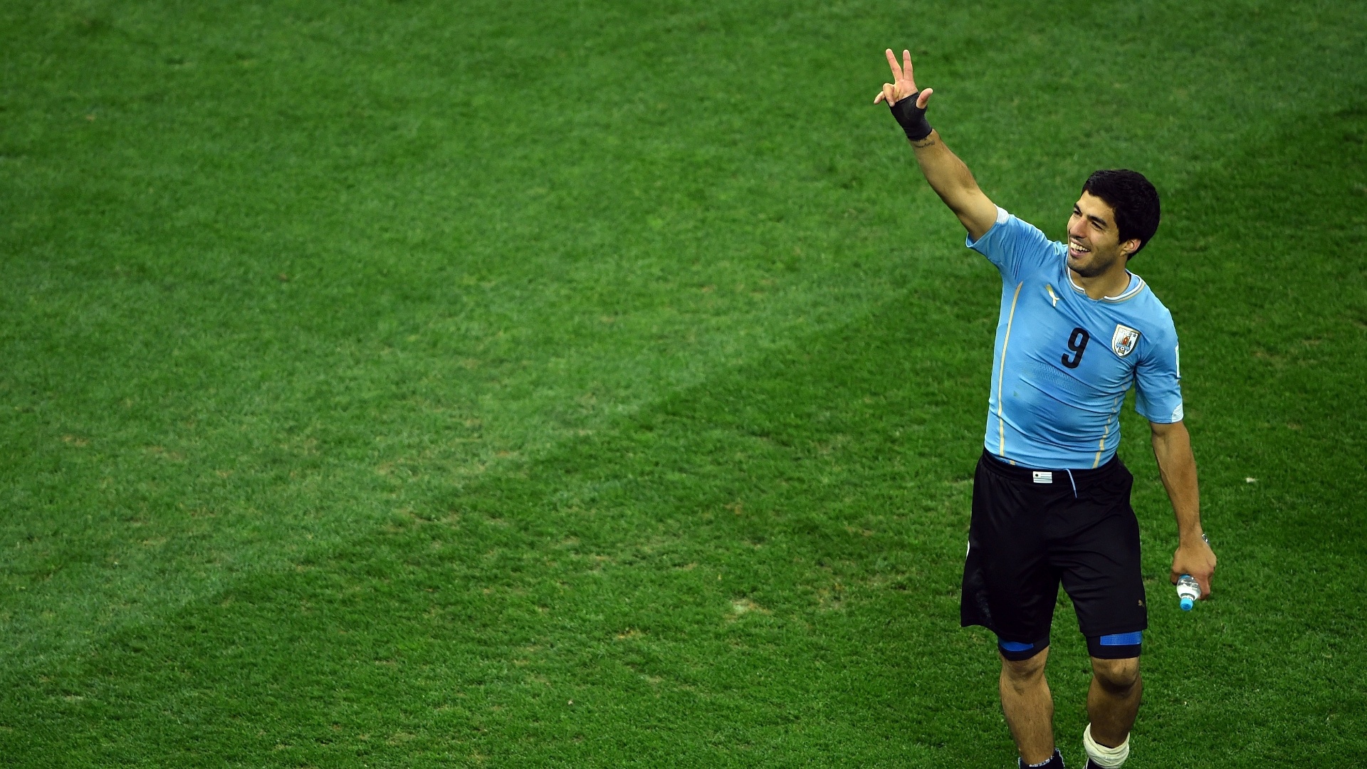 19.jun.2014 - Luis Suárez comemora no Itaquerão após a vitória uruguaia sobre a Inglaterra por 2 a 1