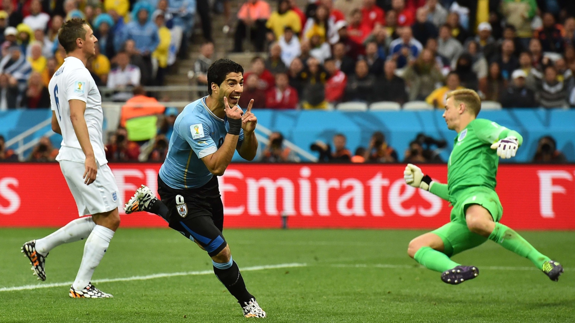 19.jun.2014 - Luis Suárez sai para comemorar depois de marcar sobre a Inglaterra na vitória uruguaia por 2 a 1