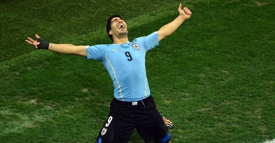 19.jun.2014 - Luis Suárez se ajoelha no gramado do Itaquerão para comemorar o seu segundo gol contra a Inglaterra