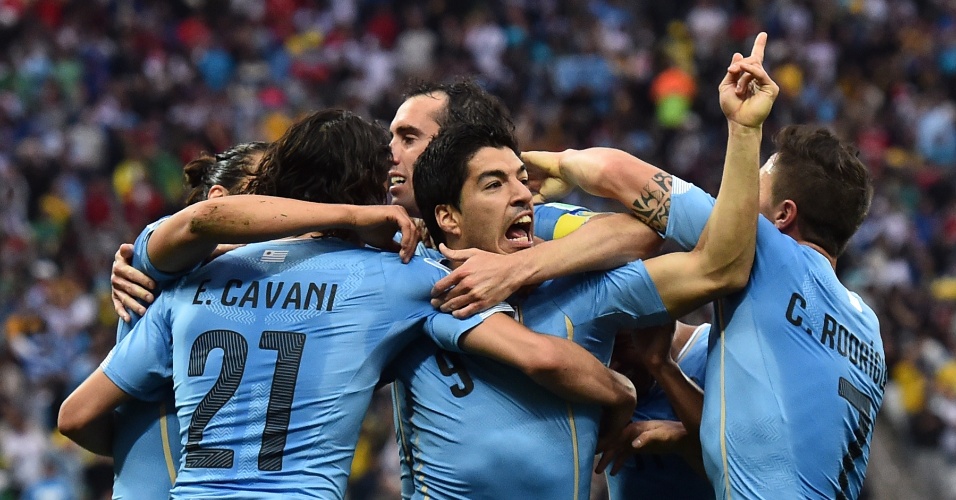 19.jun.2014 - Luis Suárez vibra após marcar na vitória do Uruguai por 2 a 1 contra a Inglaterra no Itaquerão