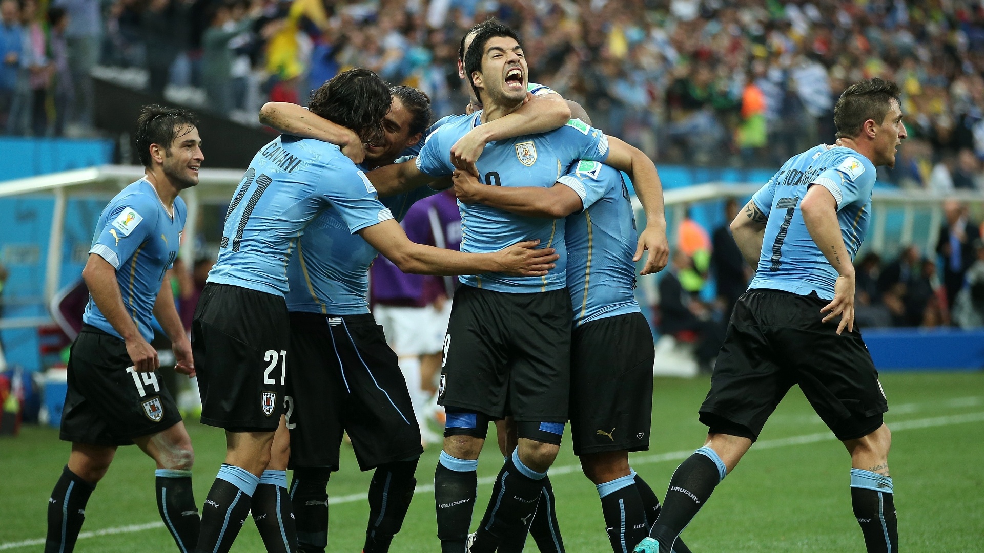 19.jun.2014 - Luis Suárez vibra com seus companheiros uruguaios após abrir o placar contra a seleção inglesa no Itaquerão