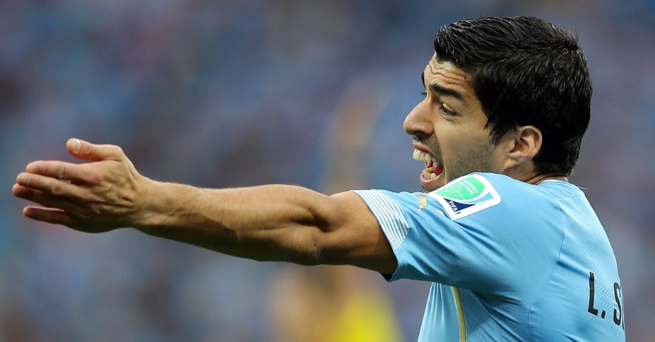 19.jun.2014 - Maior estrela da seleção uruguaia, Luis Suárez orienta companheiros de equipe contra a Inglaterra