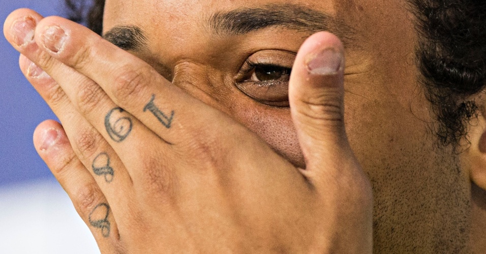 Marcelo exibe os dedos tatuados em coletiva de imprensa