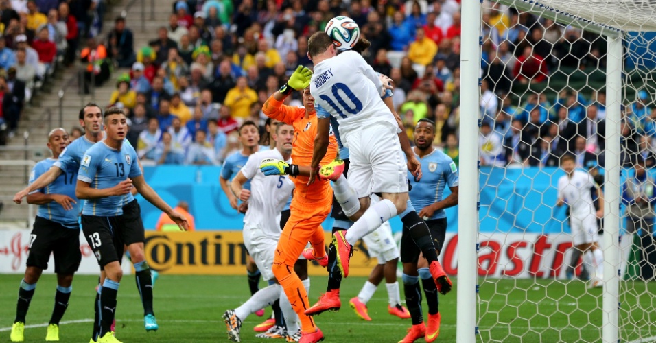 19.jun.2014 - Na frente do gol, inglês Rooney cabeceia e acerta a trave, minutos antes do Uruguai abrir o placar no Itaquerão