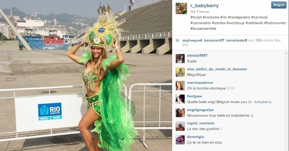 Namorada de Witsel se veste de passista para aproveitar Rio de Janeiro