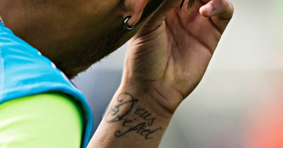 Neymar tem diversas tatuagens, algumas pequenas como uma no dedo e esta no pulso