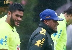 Superstição. Paulo Paixão é visto jogando sal grosso no campo do Mineirão - Flavio Florido/UOL