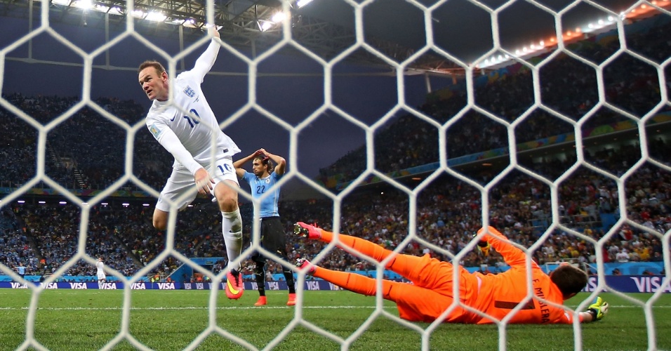19.jun.2014 - Pressionado, Rooney marcou seu primeiro gol em Copas, mas não conseguiu impedir a derrota da Inglaterra para o Uruguai