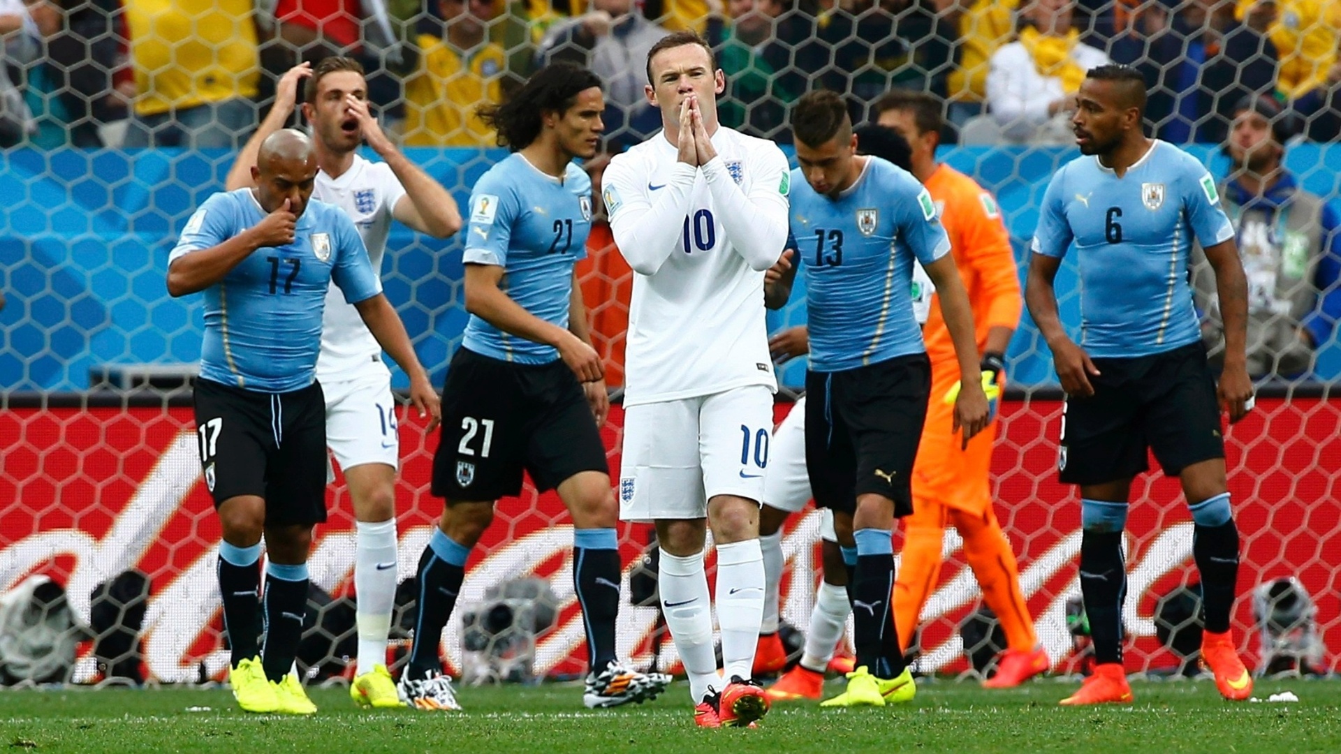 19.jun.2014 - Rooney lamenta após quase abrir o placar para a Inglaterra contra o Uruguai em cobrança de falta