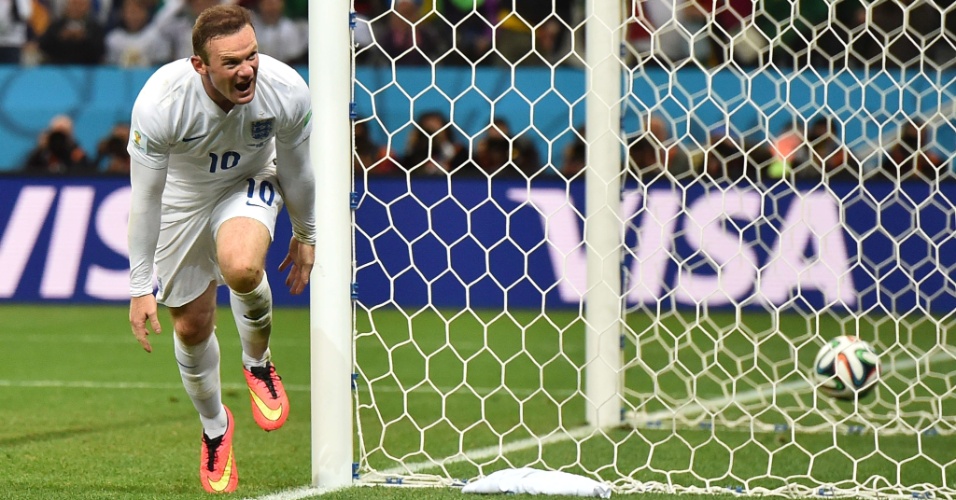 19.jun.2014 - Rooney marcou no segundo tempo e a Inglaterra esboçou uma reação, mas Suárez marcou e deu a vitória para o Uruguai por 2 a 1