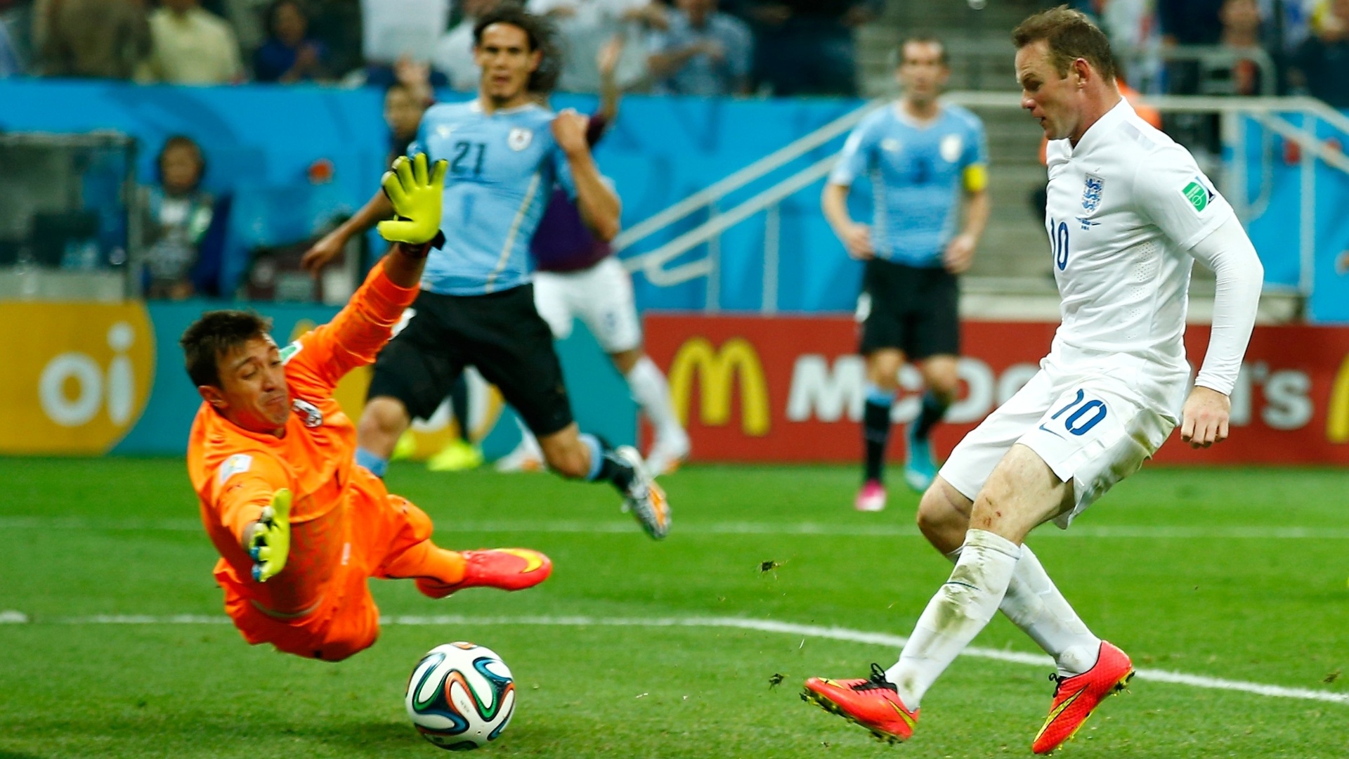 19.jun.2014 - Rooney recebe cruzamento de Johnson e empata para a Inglaterra contra o Uruguai, no Itaquerão