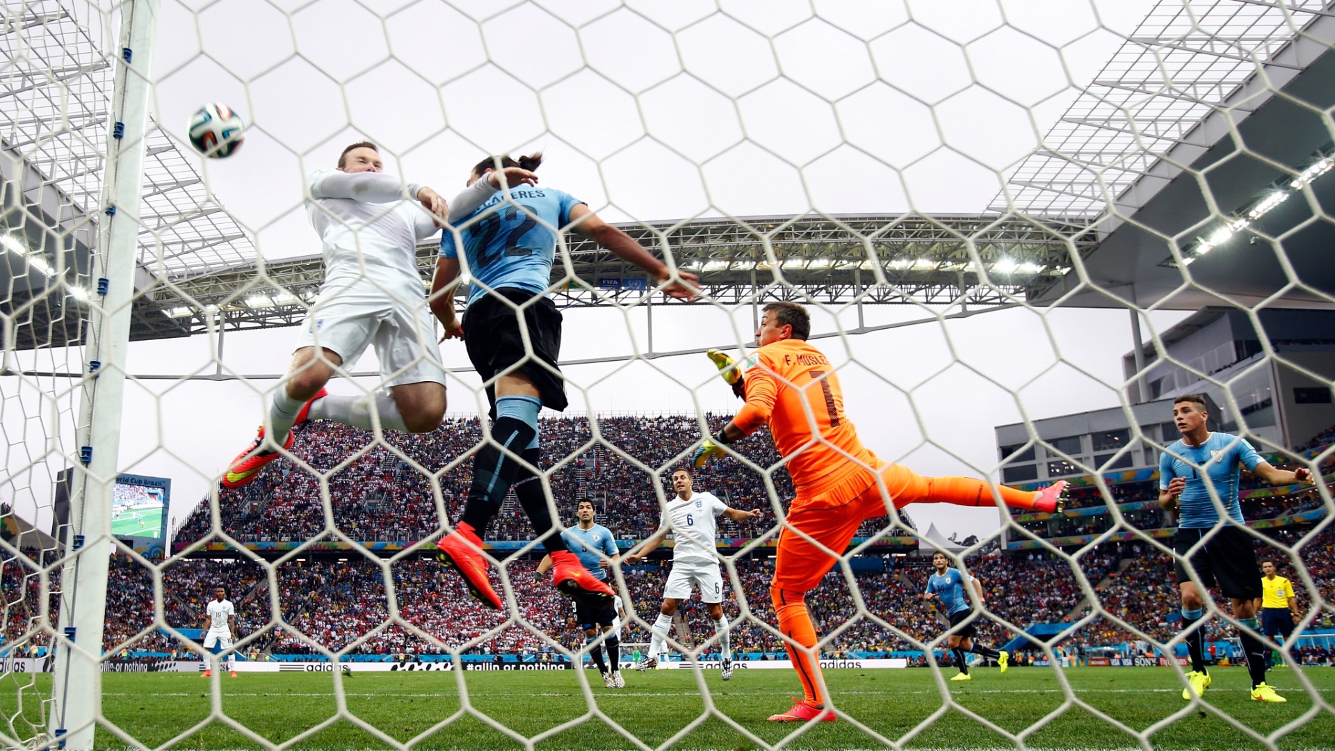 19.jun.2014 - Rooney recebe cruzamento e cabeceia na trave, quase marcando primeiro da Inglaterra contra o Uruguai