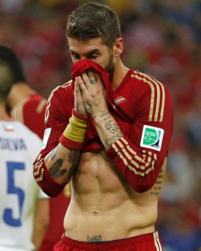 Sergio Ramos exibe suas tatuagens - com direito a uma indiscreta na cintura