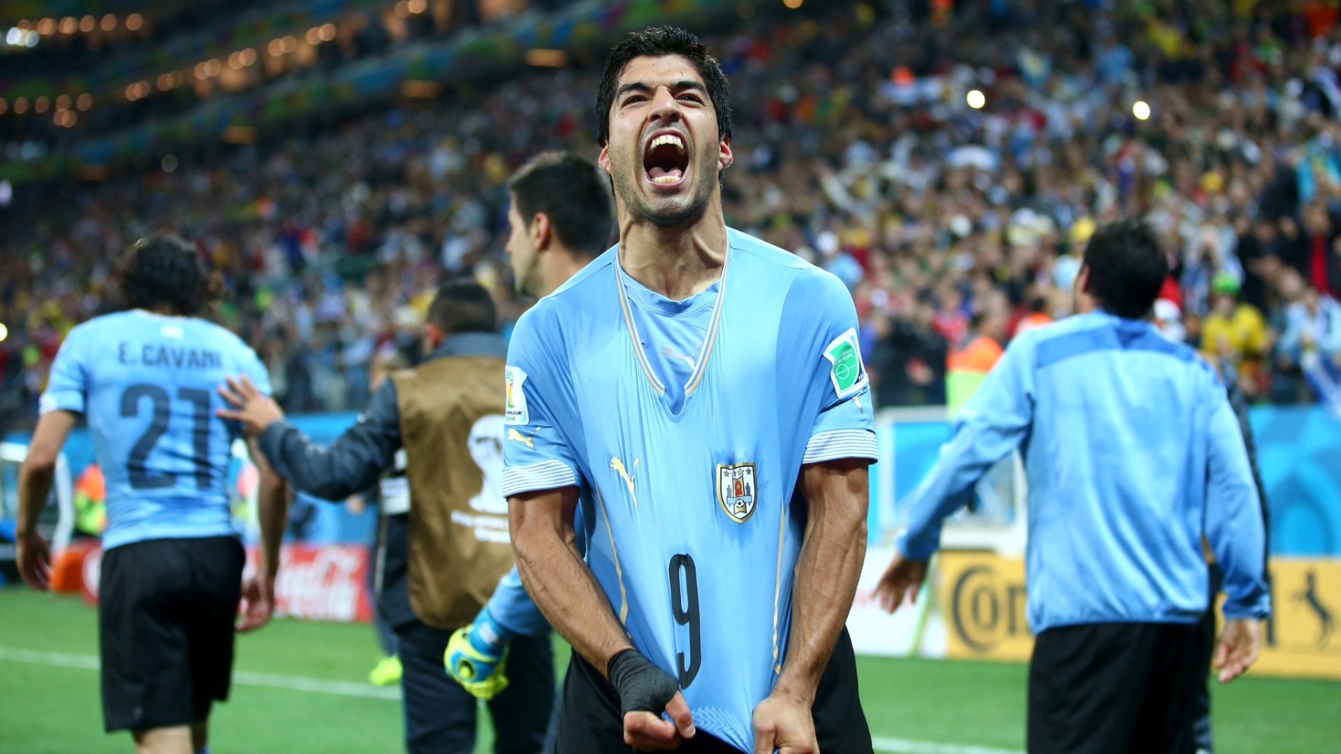 19.jun.2014 - Suárez mostra toda sua vontade após marcar o segundo do Uruguai na vitória contra a Inglaterra