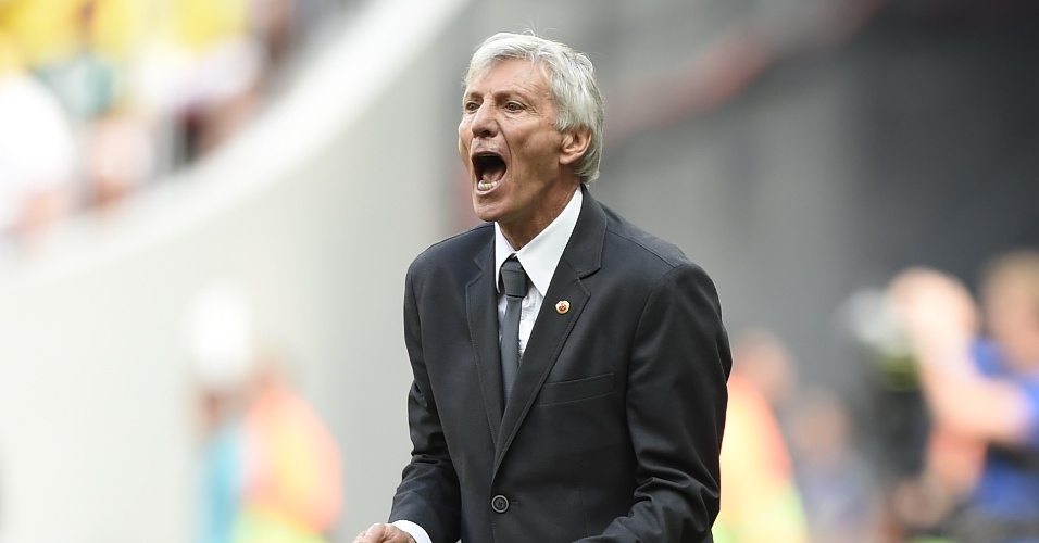 Técnico da Colômbia José Pekerman grita na beira do gramado para orientar equipe contra a Costa do Marfim