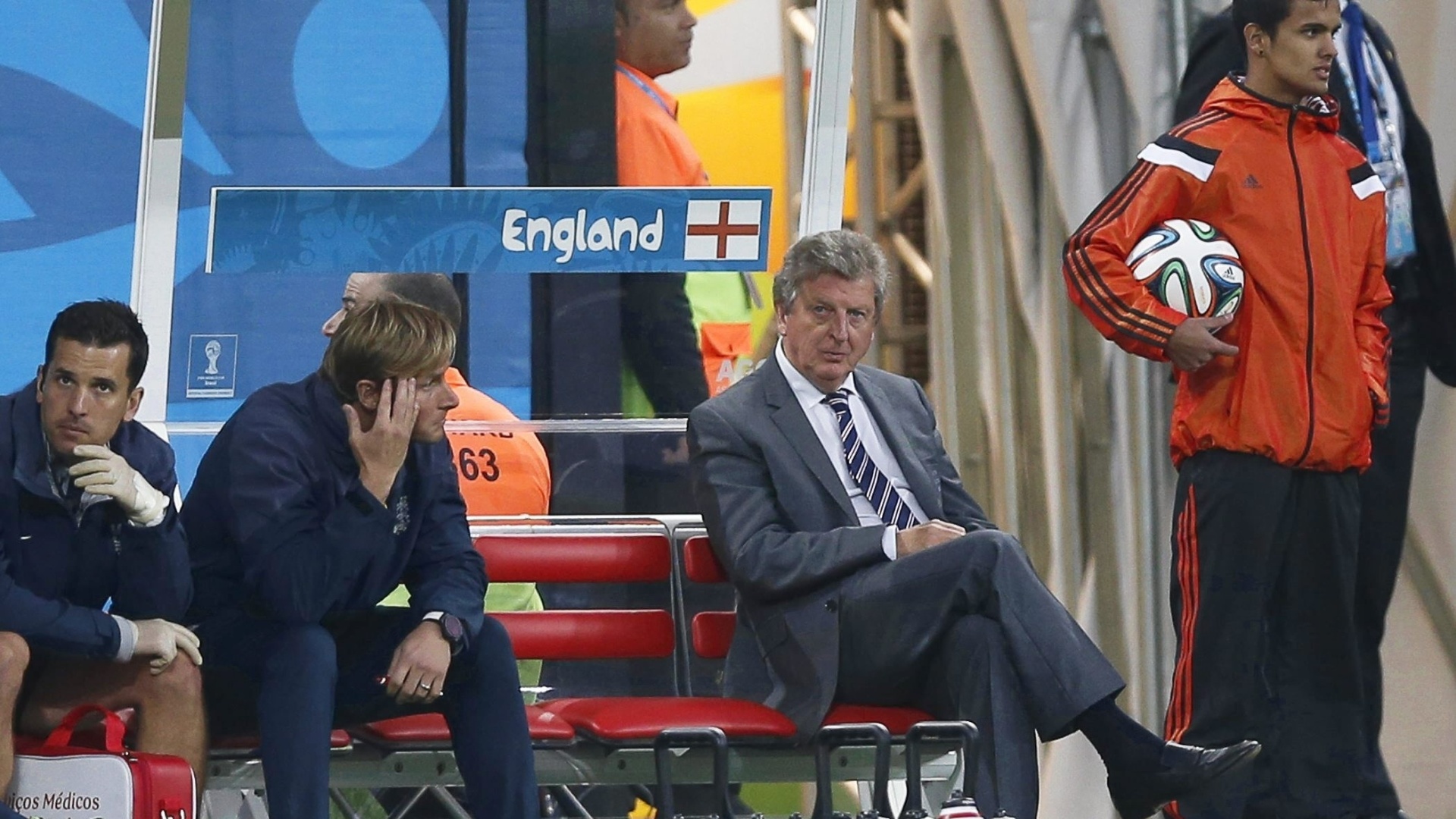 19.jun.2014 - Técnico da Inglaterra, Roy Hodgson (de terno e gravata), observa a partida contra o Uruguai no Itaquerão