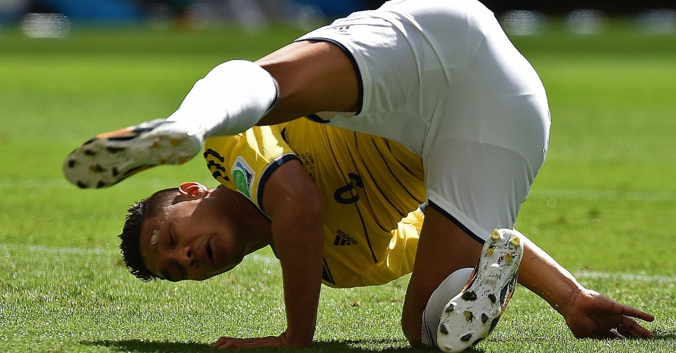 Teofilo Gutierrez, da Colômbia, acaba no chão após jogada na partida entre Colômbia e Costa do Marfim, no Mané Garrincha