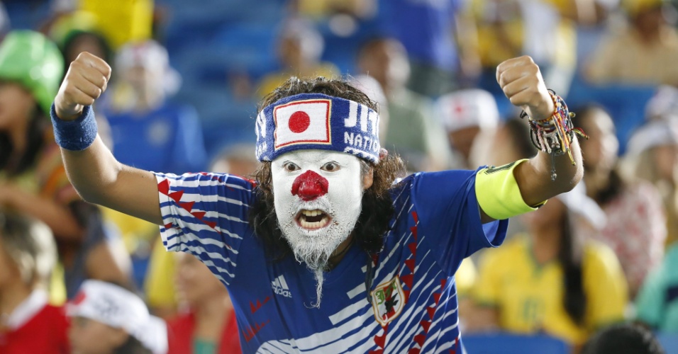 Torcedor do Japão aguarda empolgado o início do confronto diante da Grécia