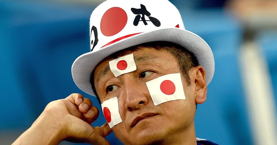 Torcedor japonês se mostra preocupado antes mesmo do início do decisivo jogo contra a Grécia