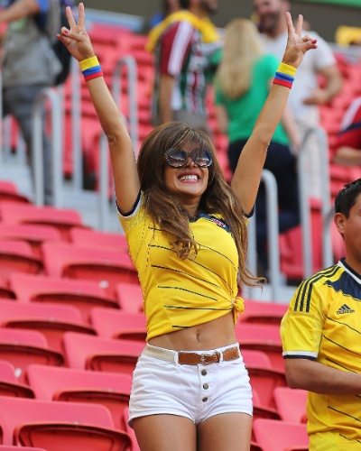 Torcedora colombiana faz festa nas arquibancadas do Mané Garrincha antes do jogo contra a Costa do Marfim