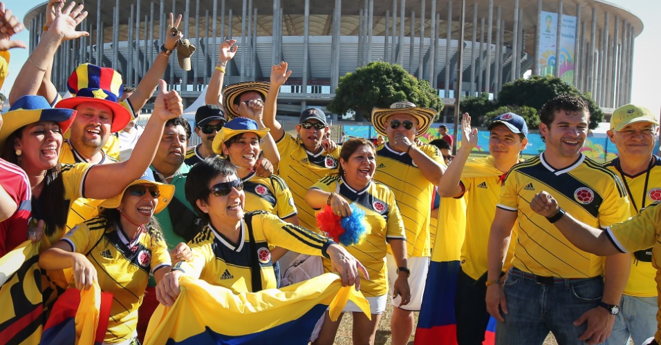 Torcedores colombianos fazem festa na chegada ao estádio Mané Garrincha para a partida contra a Costa do Marfim