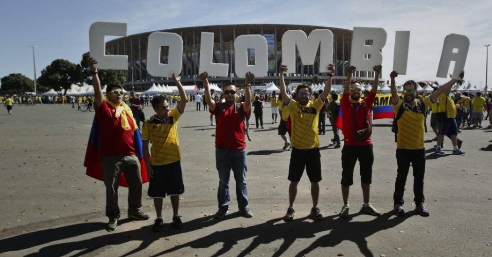 Torcedores colombianos fazem festa na chegada ao estádio Mané Garrincha para a partida contra a Costa do Marfim