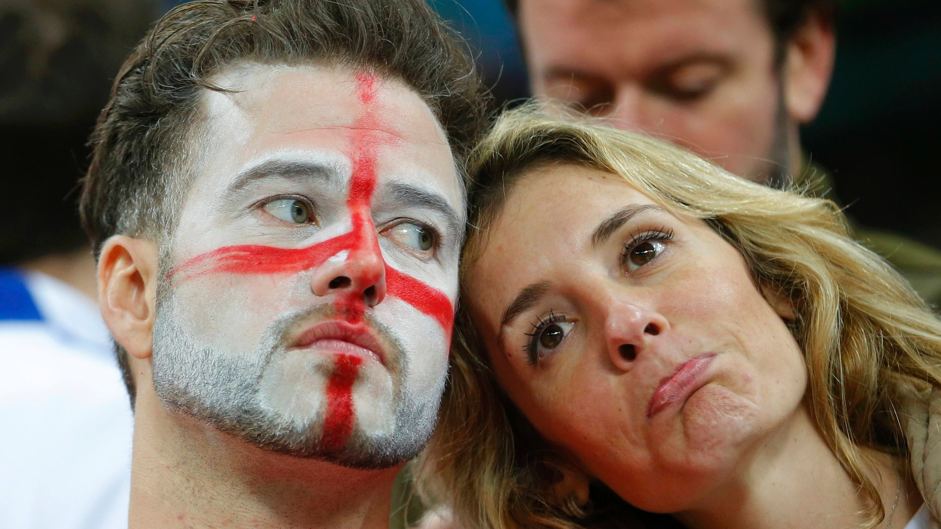 19.jun.2014 - Torcedores ingleses não escondem a decepção após a derrota para o Uruguai no Itaquerão