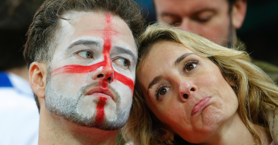 Torcedores ingleses não escondem a decepção após a derrota para o Uruguai no Itaquerão