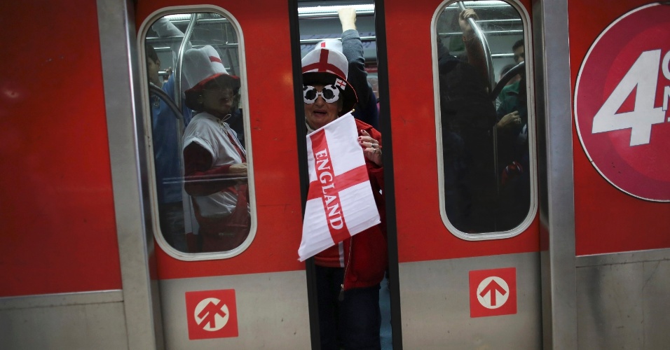 19.jun.2014 - Torcida da Inglaterra deixa vagão de trem com destino ao Itaquerão