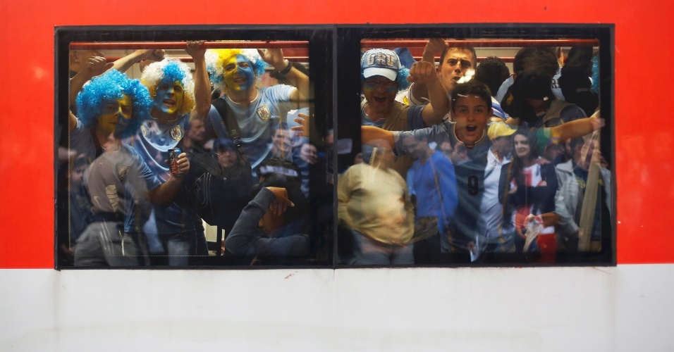 19.jun.2014 - Torcida do Uruguai faz a festa no vagão de trem rumo ao Itaquerão para jogo decisivo contra a Inglaterra