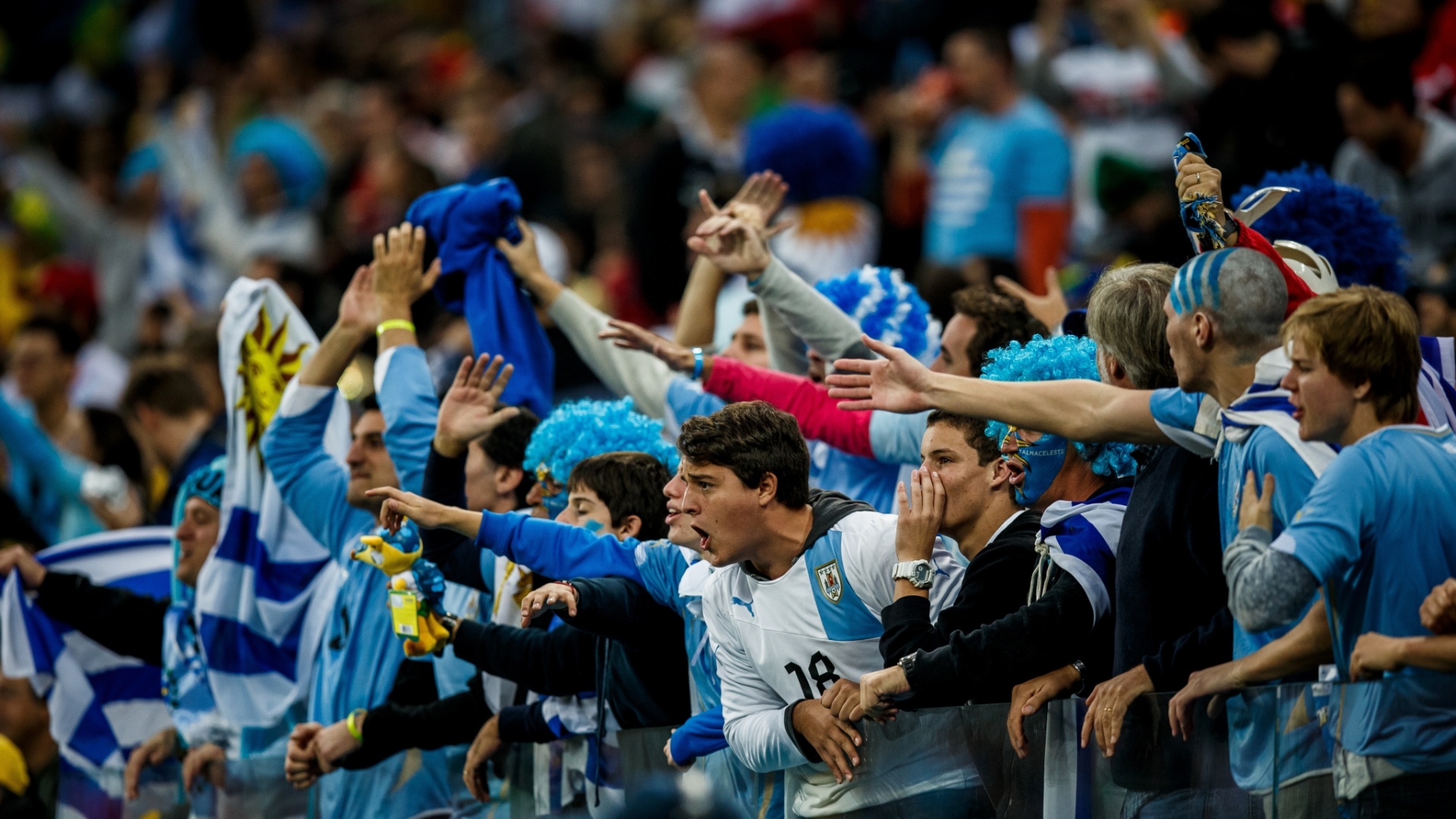 19.jun.2014 - Torcida uruguaia comemora a vitória sobre a Inglaterra por 2 a 1 no Itaquerão