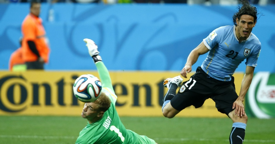 19.jun.2014 - Uruguaio Cavani tira do goleiro inglês Hart, mas a finalização vai para fora no Itaquerão