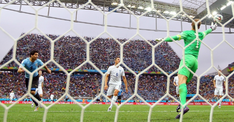 19.jun.2014 - Uruguaio Luis Suárez observa a bola entrar no gol inglês após cabecear e fazer seu primeiro gol nesta Copa