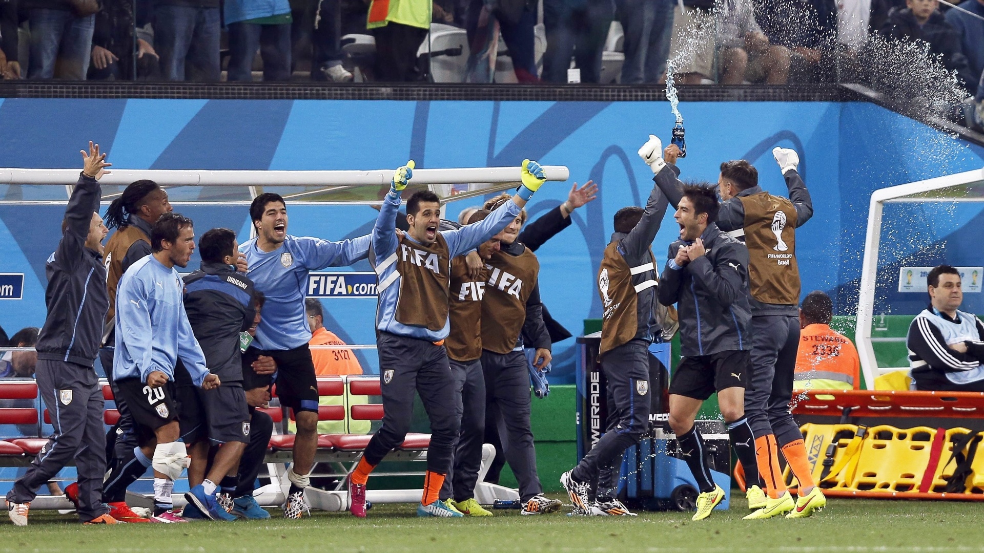 19.jun.2014 - Uruguaios comemoram o apito final do árbitro e a vitória por 2 a 1 contra a Inglaterra, com dois gols de Suárez
