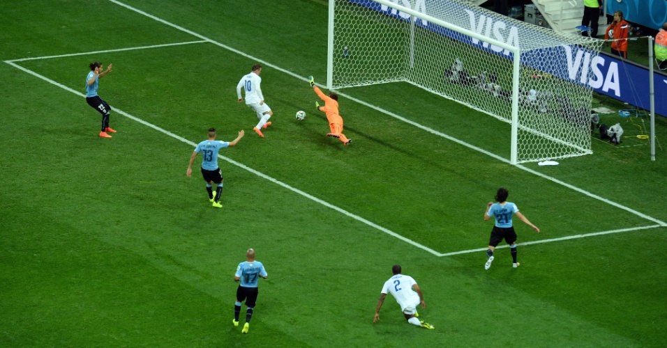 19.jun.2014 - Wayne Rooney aproveita cruzamento e completa para o gol, empatando o jogo para a Inglaterra contra o Uruguai
