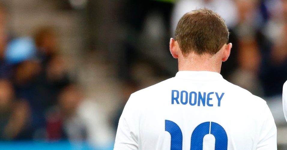 19.jun.2014 - Wayne Rooney caminha no gramado do Itaquerão, durante a partida entre Inglaterra e Uruguai