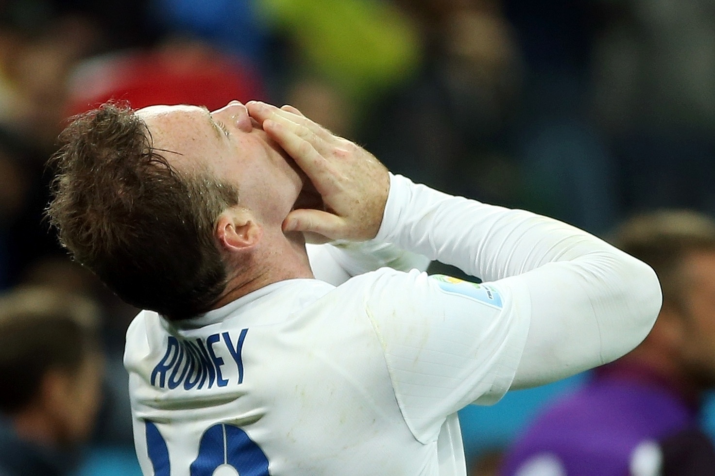 19.jun.2014 - Wayne Rooney comemora seu primeiro gol em Copas do Mundo, mas a Inglaterra foi derrotada por 2 a 1 para o Uruguai