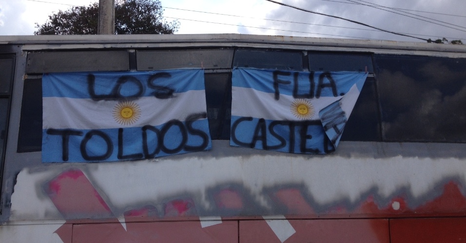 20.jun.2014 - Argentinos se concentram em frente à Cidade do Galo em Vespasiano (MG)
