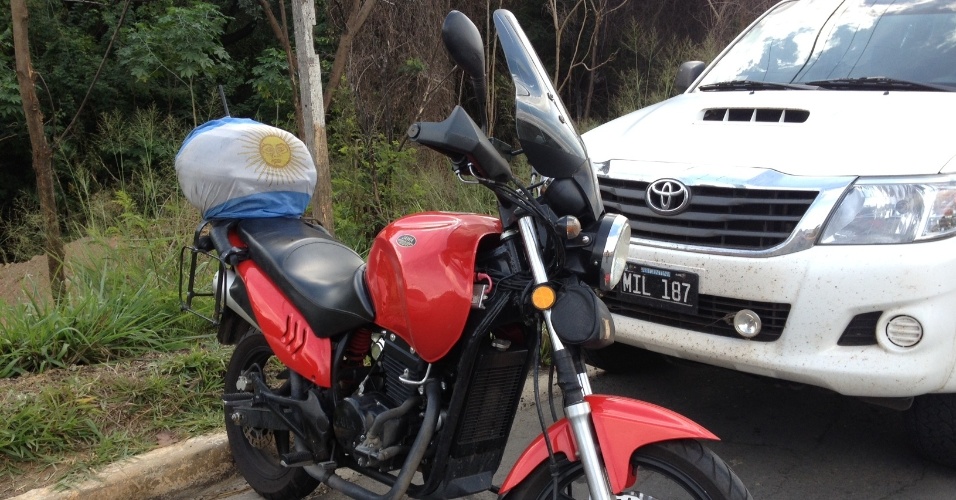 20.jun.2014 - Até as motos são decoradas com bandeiras argentinas