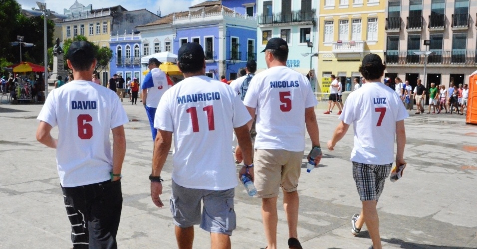 20.jun.2014 - Franceses juntam "time" montado em 1992 para ver a Copa em Salvador