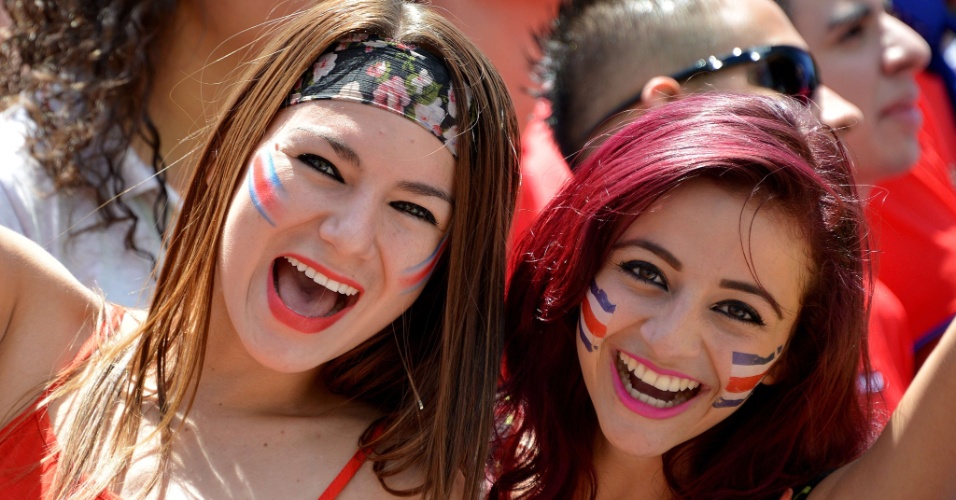 20.jun.2014 - Meninas costarriquenhas vibram nas ruas de San José com vitória da seleção nacional sobre a Itália