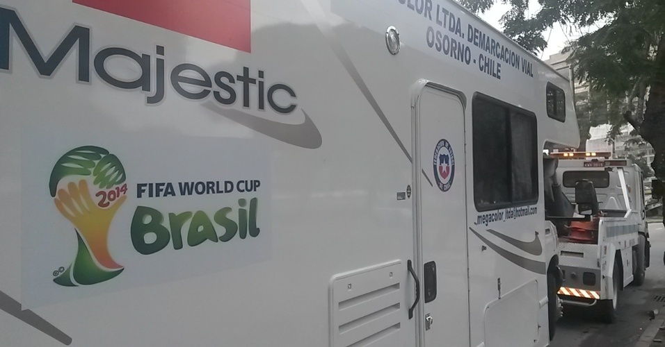 20.jun.2014 - Motor-home chileno é levado por guincho no Rio de Janeiro
