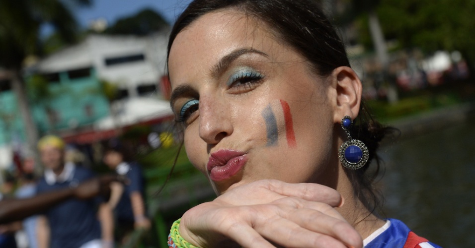 20.jun.2014 - Torcedora francesa manda beijo antes de partida contra a Suíça em Salvador