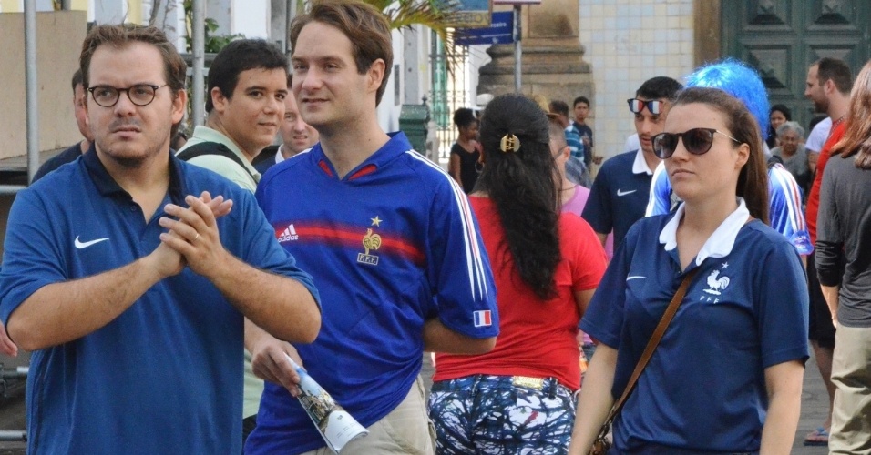 20.jun.2014 - Torcedores franceses ocupam ruas de Salvador antes de jogo contra a Suíça