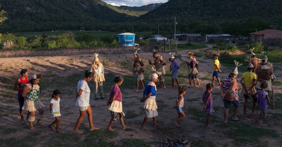 A tribo indígena Xucuru escuta o jogo do Brasil contra o México pelo rádio, pois não tem energia elétrica