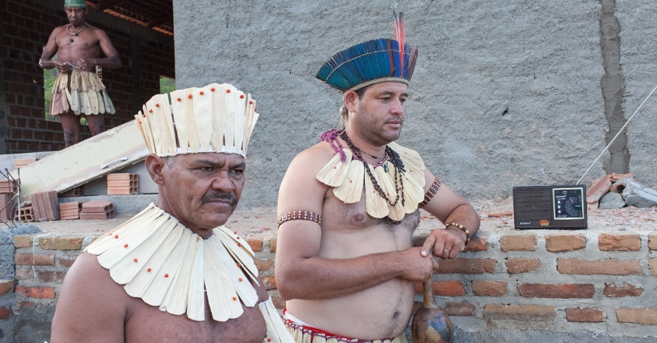 A tribo indígena Xucuru escuta o jogo do Brasil contra o México pelo rádio, pois não tem energia elétrica